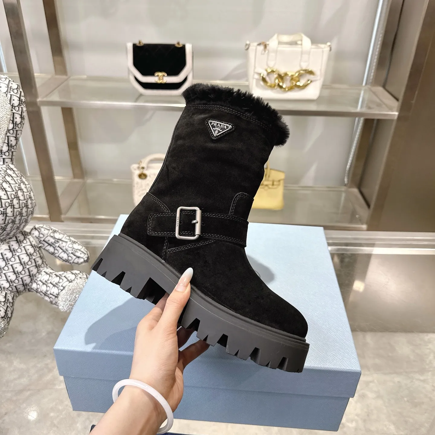 👟👟Ex-factory price 700👟👟 🔥Heavyweight🔥4050 Prada/PRADA autumn and winter snow boots counter new thick-soled anti-ski boots warm wool short boots, the same style as PRADA autumn and winter T-stage catwalk catwalk celebrity stars, original 1:1 replica, high-quality quality! The top version is comfortable on the feet and makes you look slimmer, elegant and intellectual! It is a rare pair of comfortable and warm casual snow boots! ❶Fabric: High mercerized cow suede/first layer cowhide ❷Lining: %100 pure wool imported from Australia ❸Feet: %100 pure wool imported from Australia ❹Outsole: Original TPU foam bottom Four-color women's sizes: 36–42. Complete packaging, with certified pure cotton bag after-sales service card.